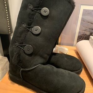 UGG Bailey Size 9